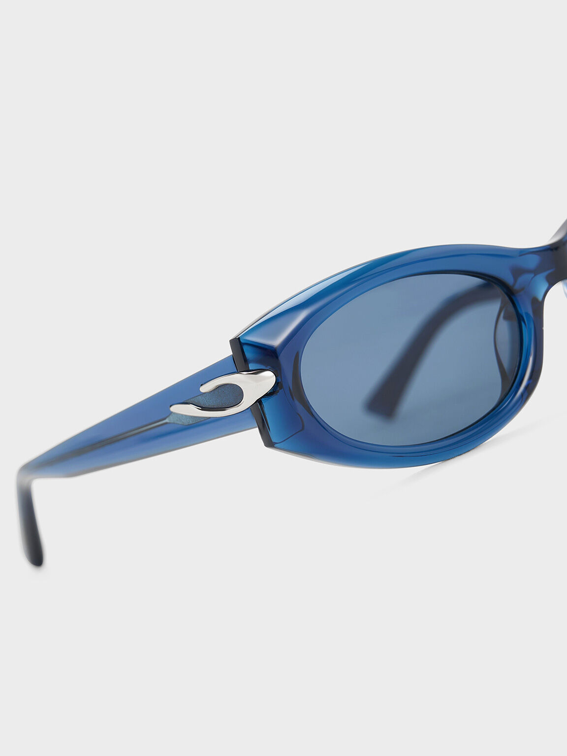 Edie エディー オーバルラップアラウンドサングラス - ブルー