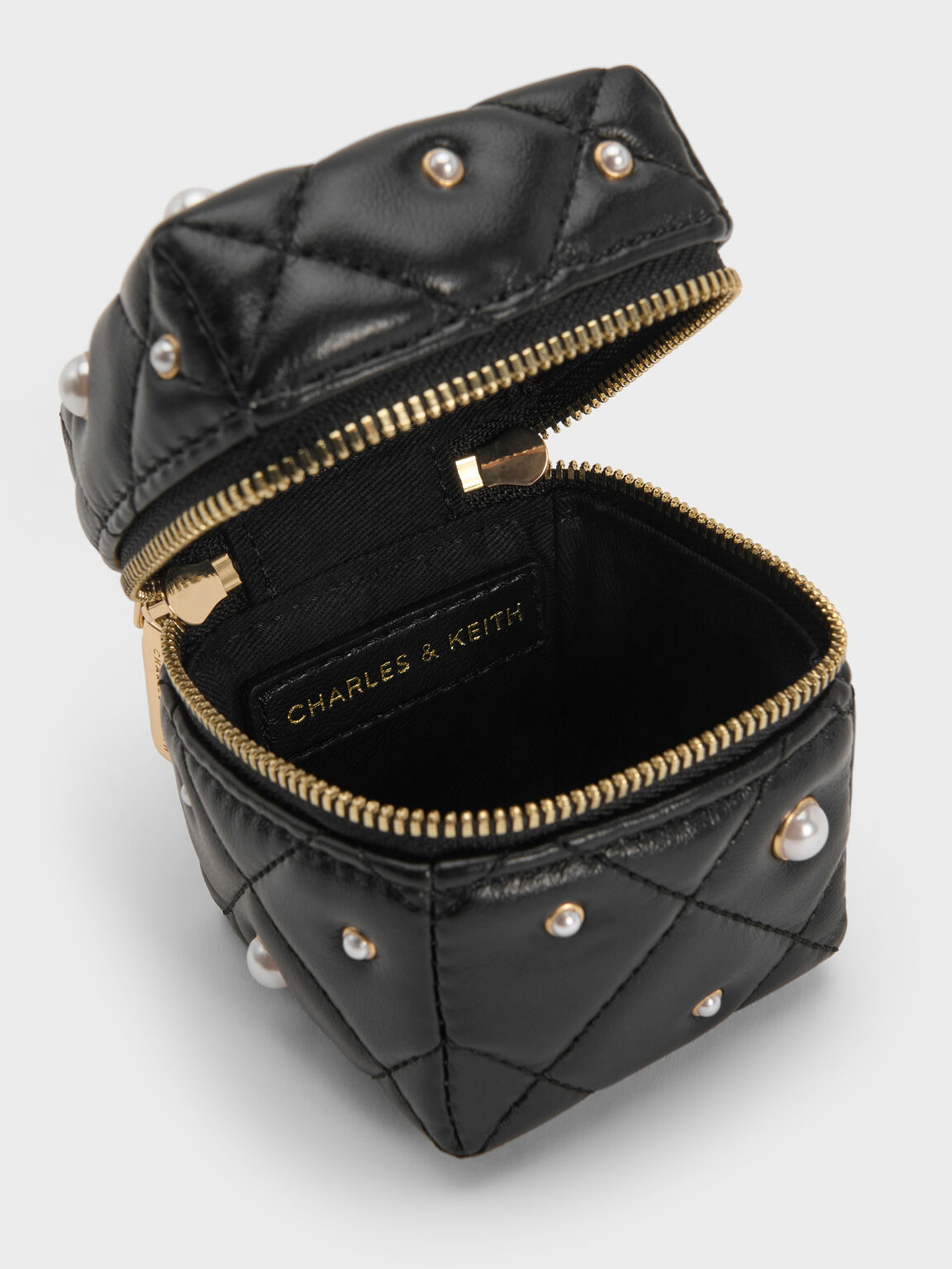 Janie マイクロジェイニー パールエンベリッシュドキルトチェーンハンドルボクシーポーチ, ブラック, hi-res