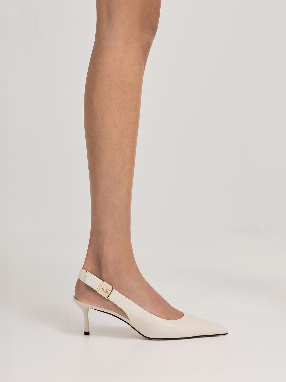 Cody コーディ ポインテッドトゥスリングバックキトゥンヒール, チョーク, hi-res