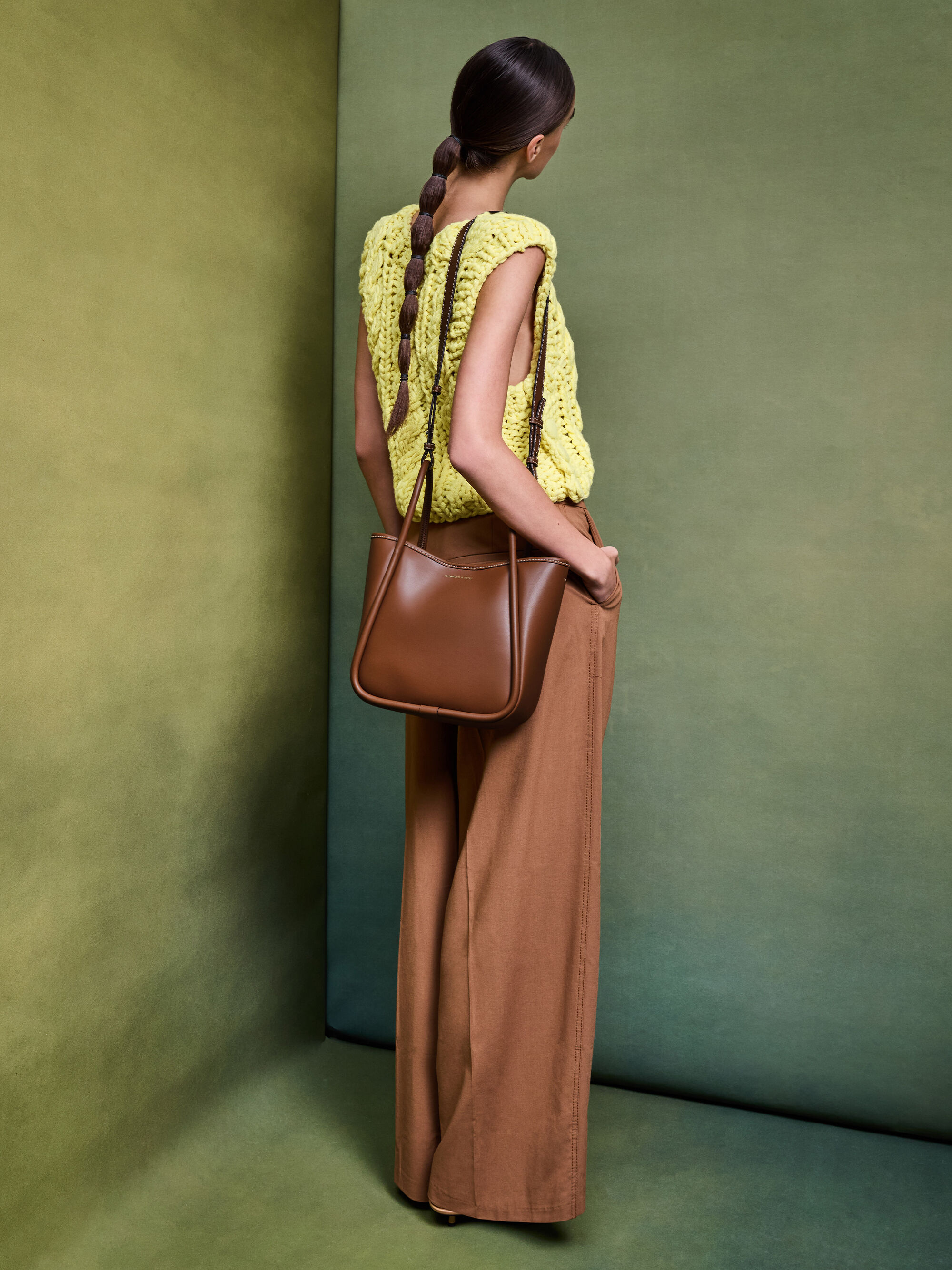 CHARLES & KEITH ミニライラ チューブラートートバッグチョコレート Lyla ミニライラ チューブラートートバッグ - チョコレート | CHARLES