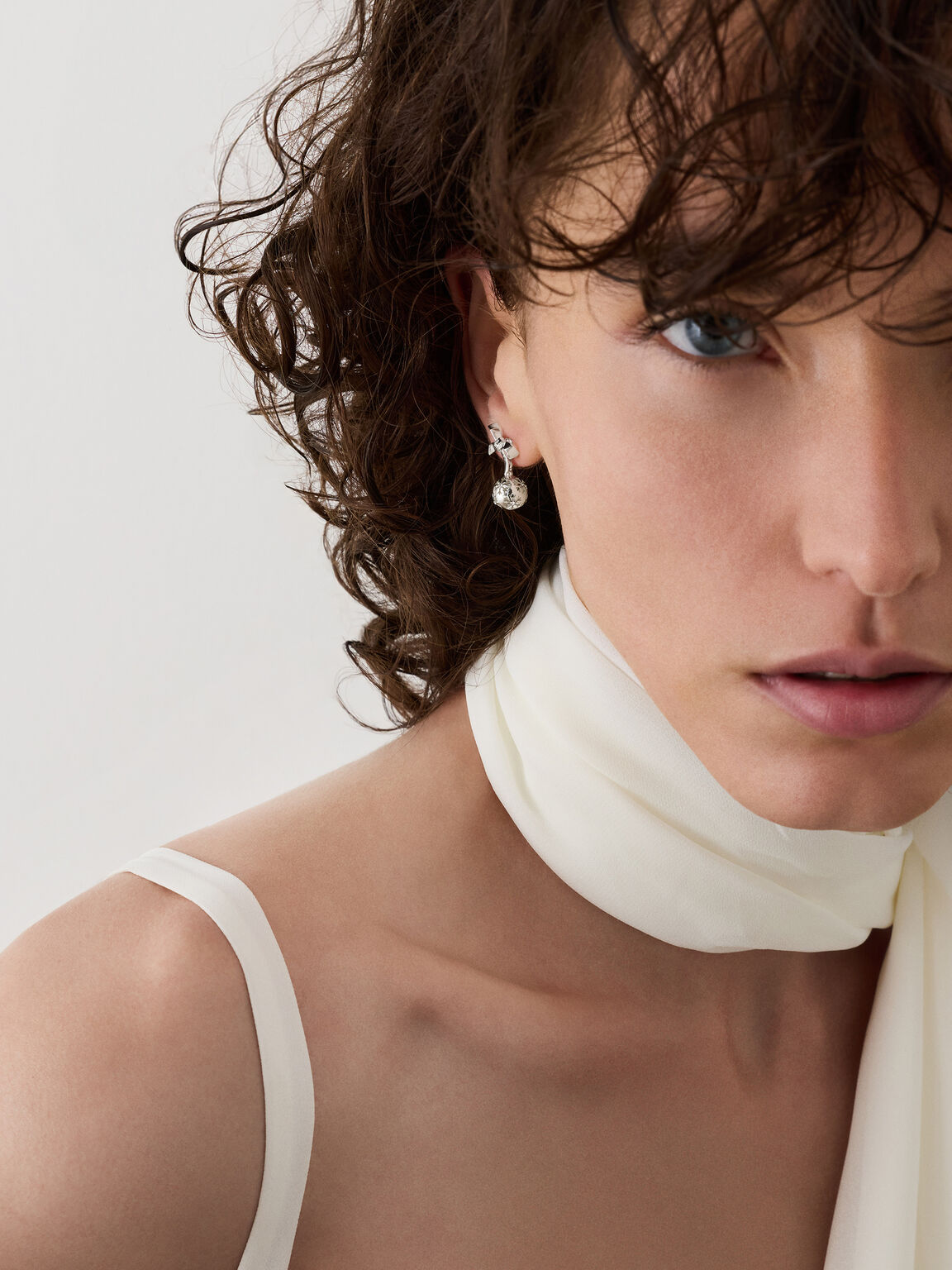 Athalia アザリア クリスタルエンベリッシュド リボンスノーフレークボールドロップピアス, シルバー, hi-res