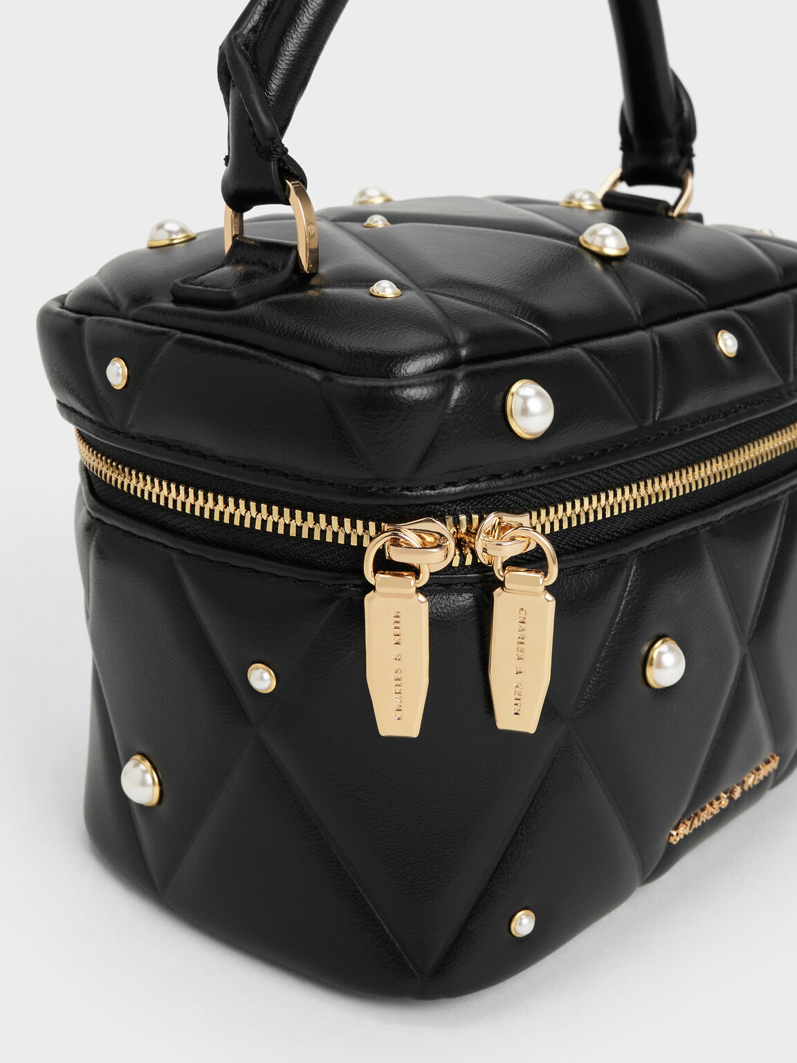 Arwen アルウェン キルトパールエンベリッシュドトップハンドルバニティバッグ, ブラック, hi-res