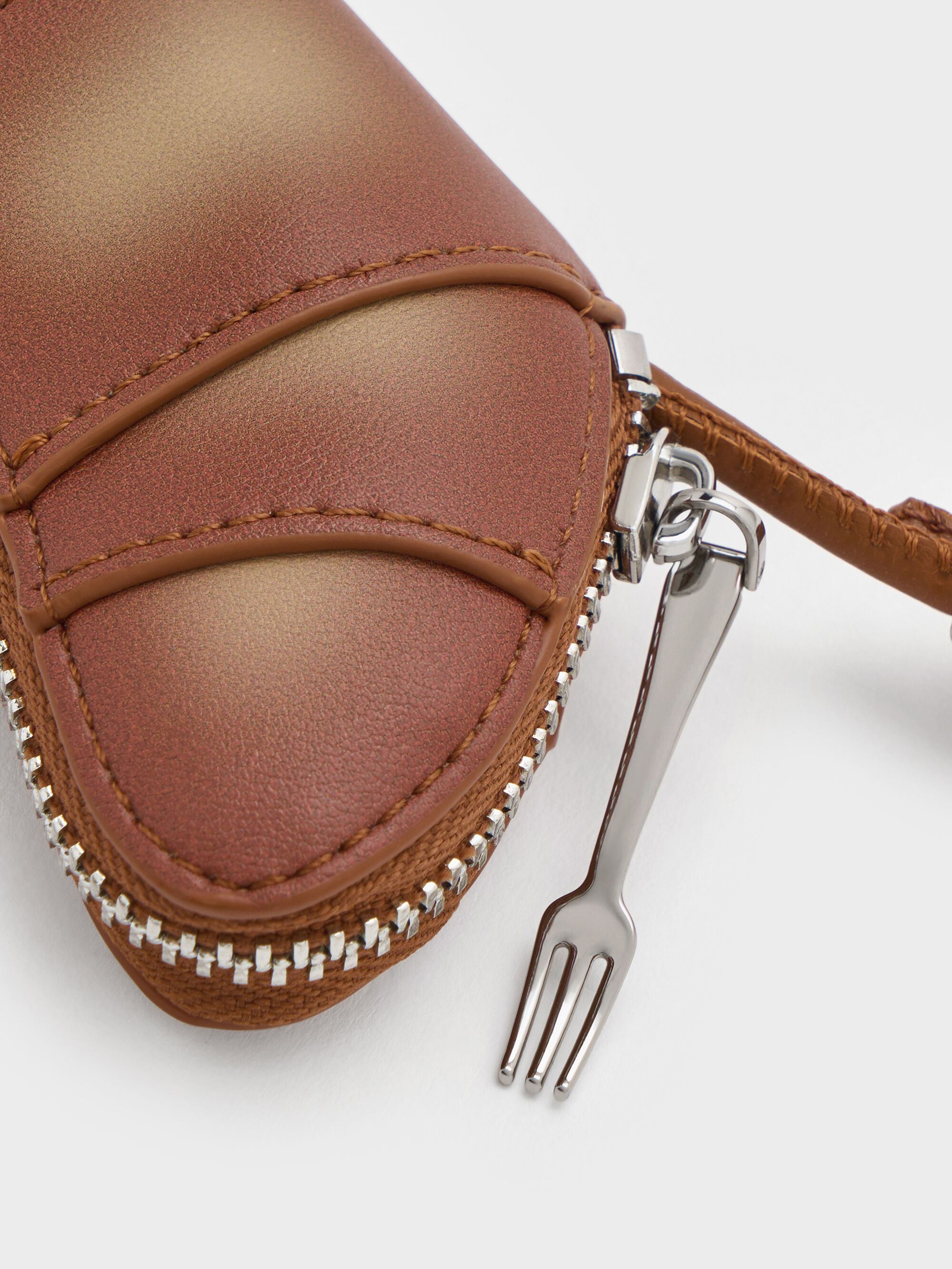 クロワッサン チャーム - ナツメグベージュ | CHARLES & KEITH