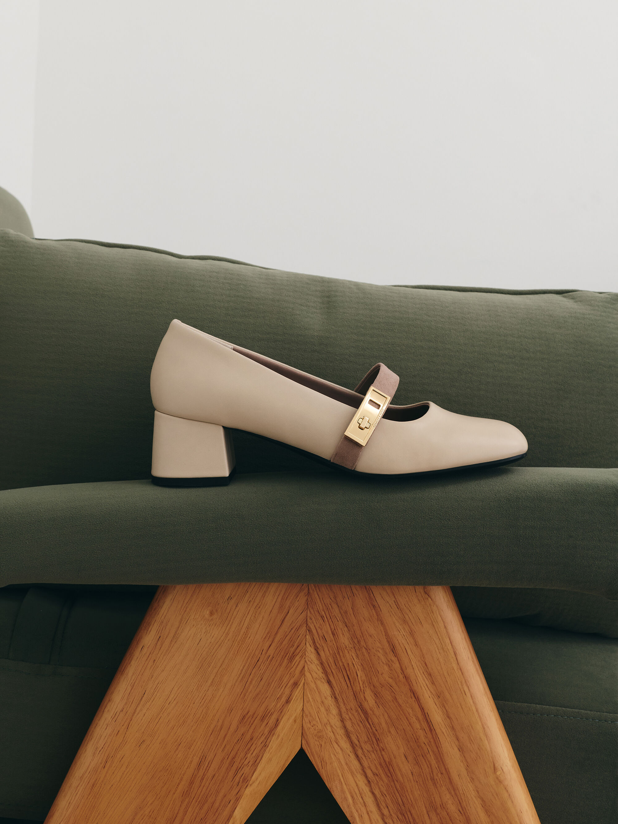 Lando ランド メタリックバックルメリージェーンパンプス - チョーク