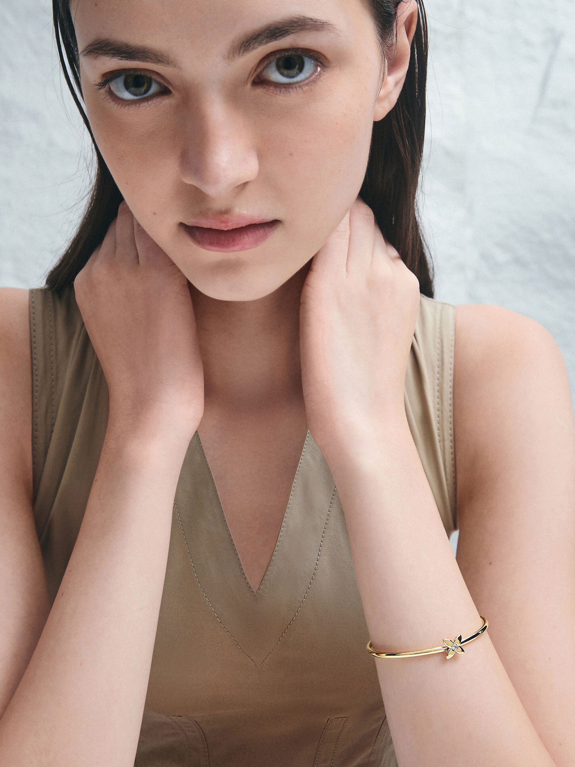 Felicity フェリシティ フラワークリスタルバングル - ゴールド