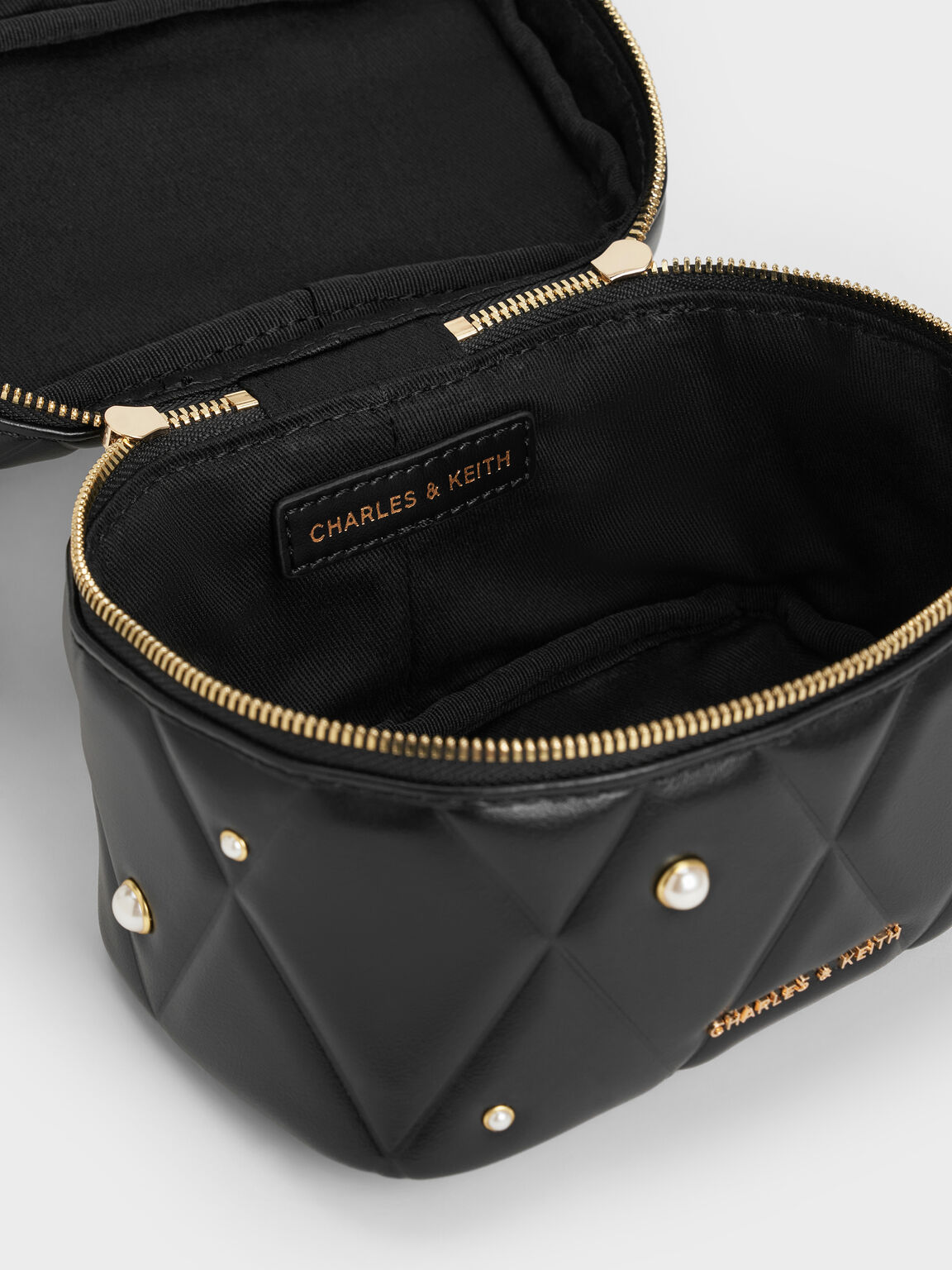 Arwen アルウェン キルトパールエンベリッシュドトップハンドルバニティバッグ, ブラック, hi-res