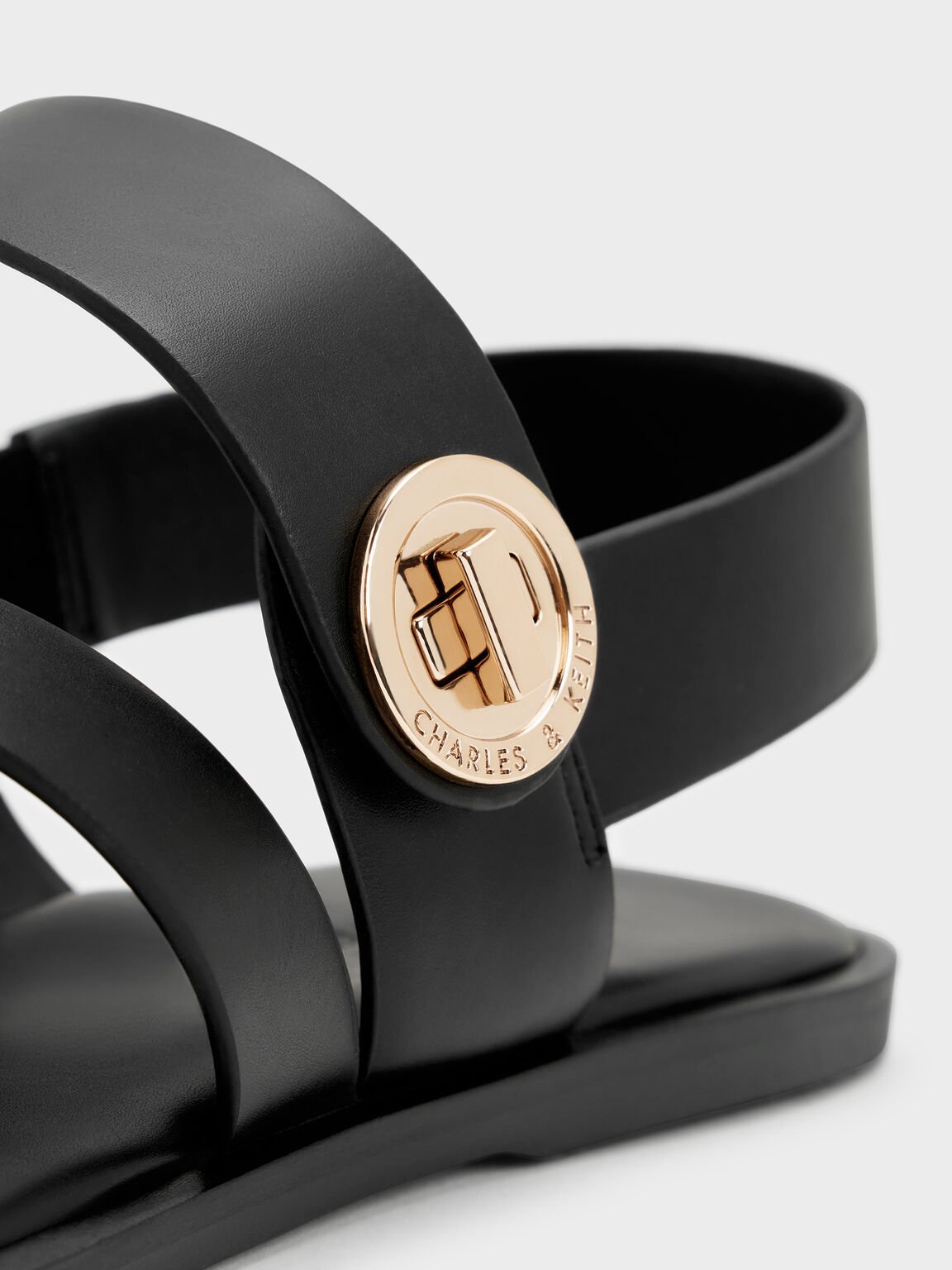 Yara ヤラ ターンロックストラッピーサンダル, ブラック, hi-res