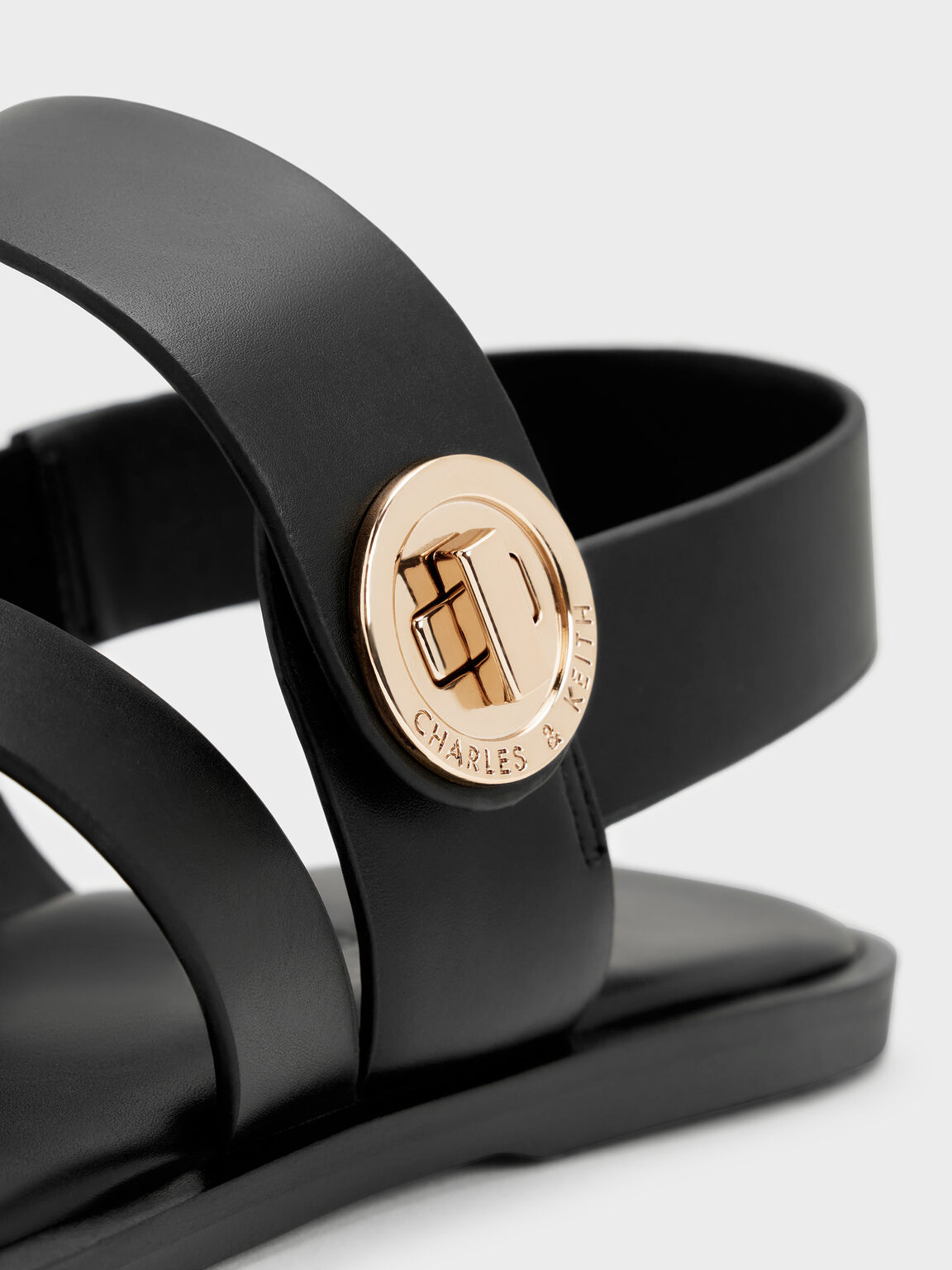 Yara ヤラ ターンロックストラッピーサンダル, ブラック, hi-res