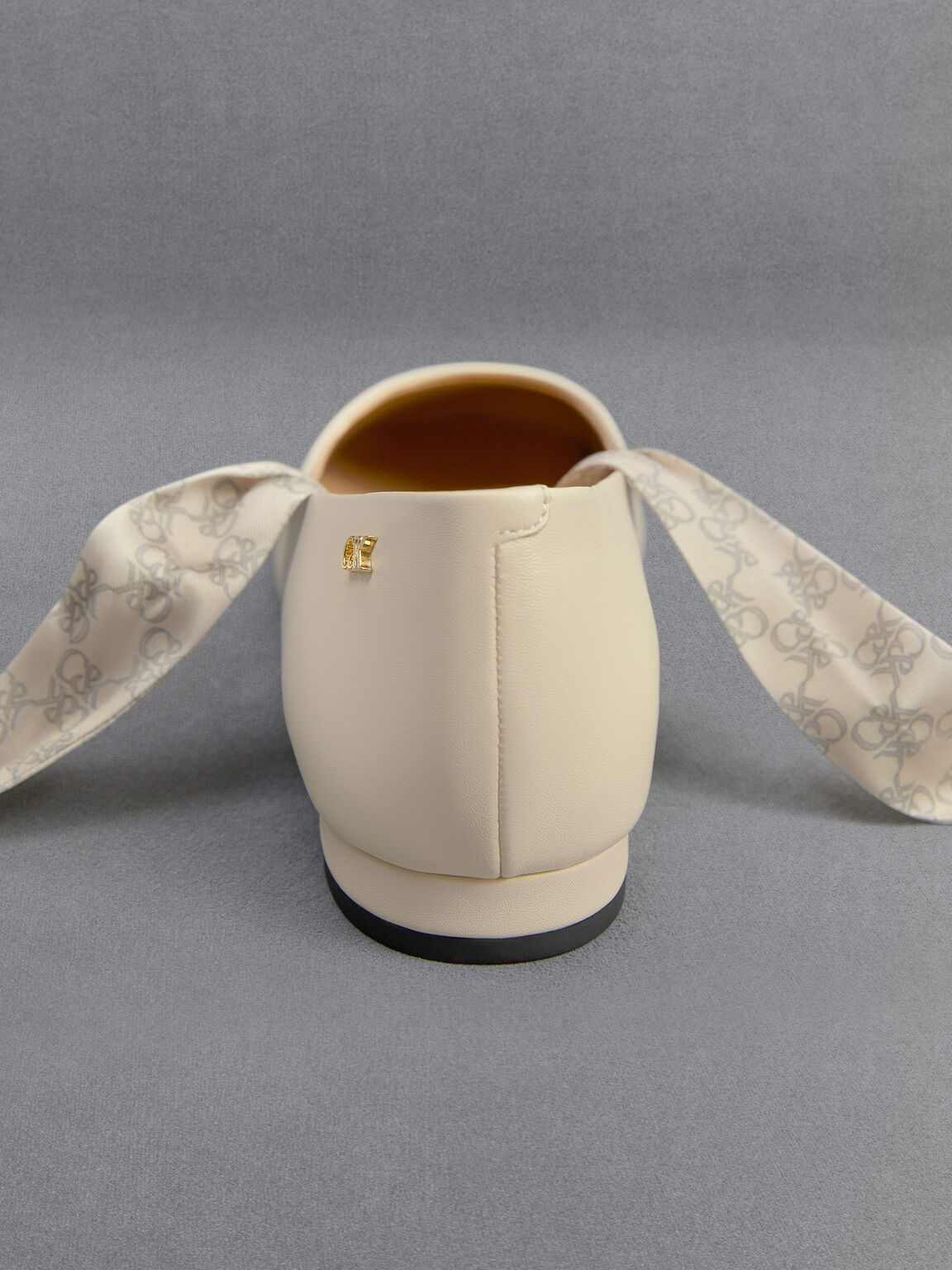 レザー モノグラムタイアラウンドバレーフラット, チョーク, hi-res