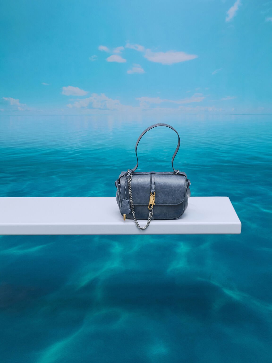 Delfina デルフィナ チェーンクロスボディーバッグ, ディストレスドミッドナイトブルー, hi-res