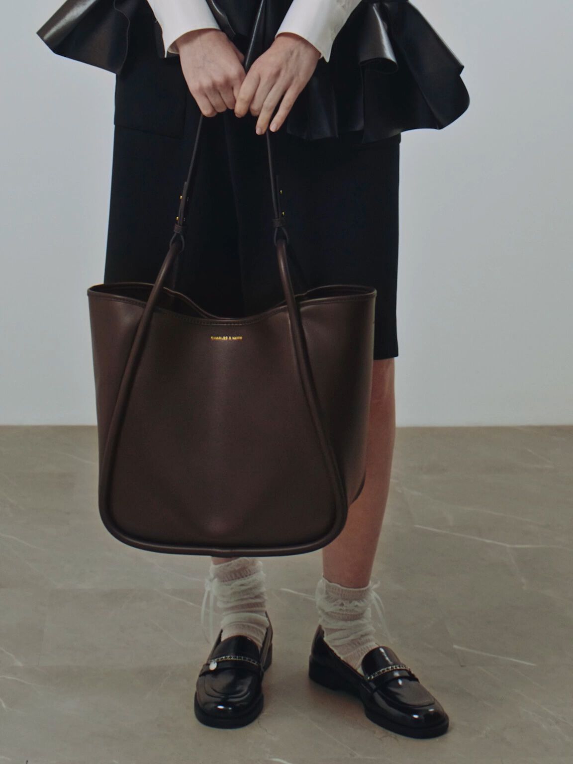 Lyla ライラ チューブラスラウチートートバッグ - エスプレッソ