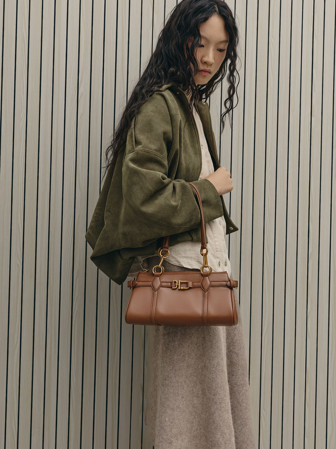 Gwynne グウィン メタリックアクセント イーロンゲイティド ショルダーバッグ, チョコレート, hi-res