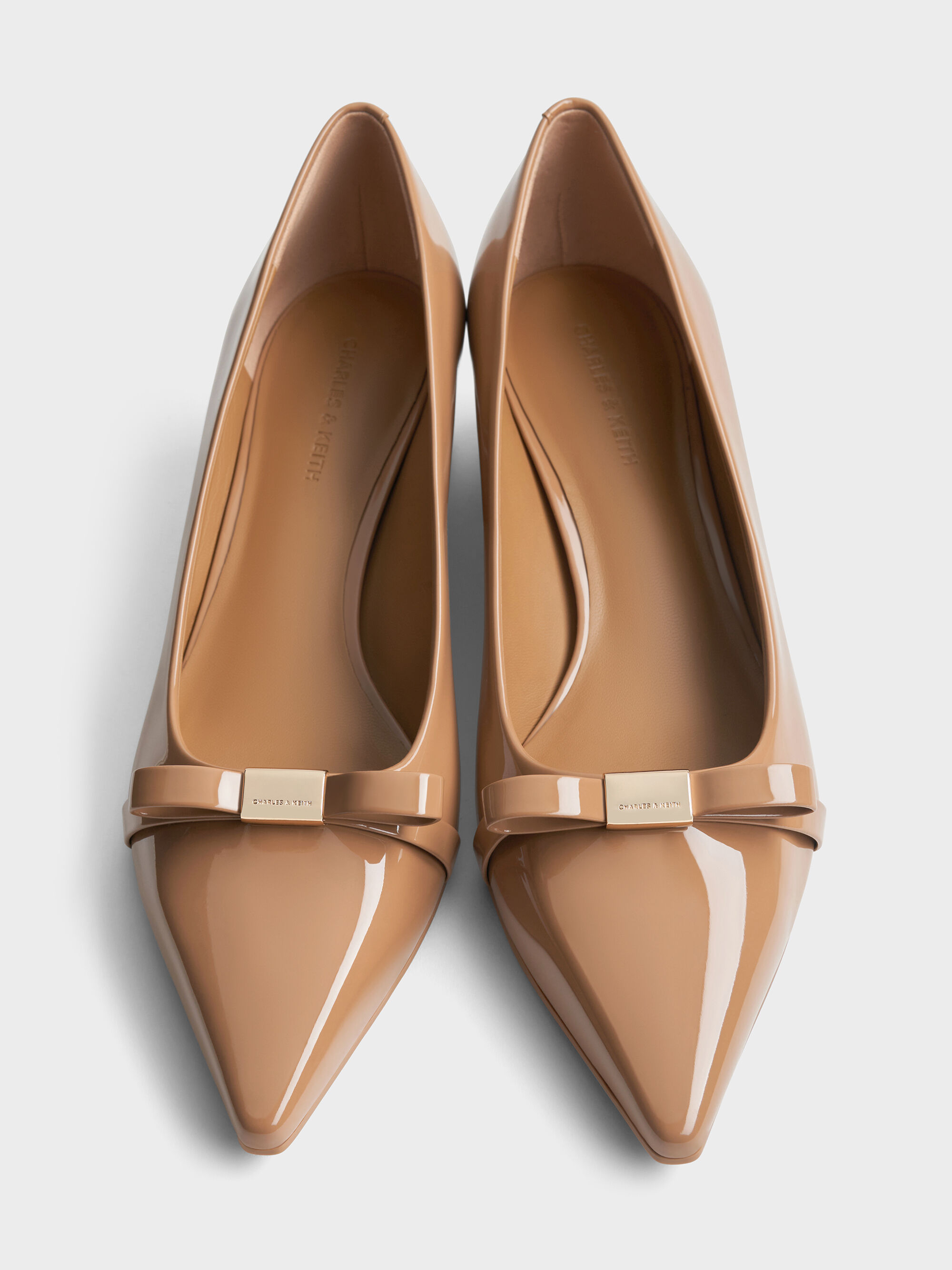 Dorian ドリアン パテントボウブロックヒールパンプス - キャラメル