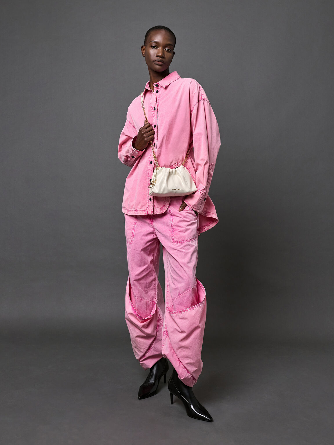 Ciara シアラ ルーシュドクロスボディーバッグ, クリーム, hi-res