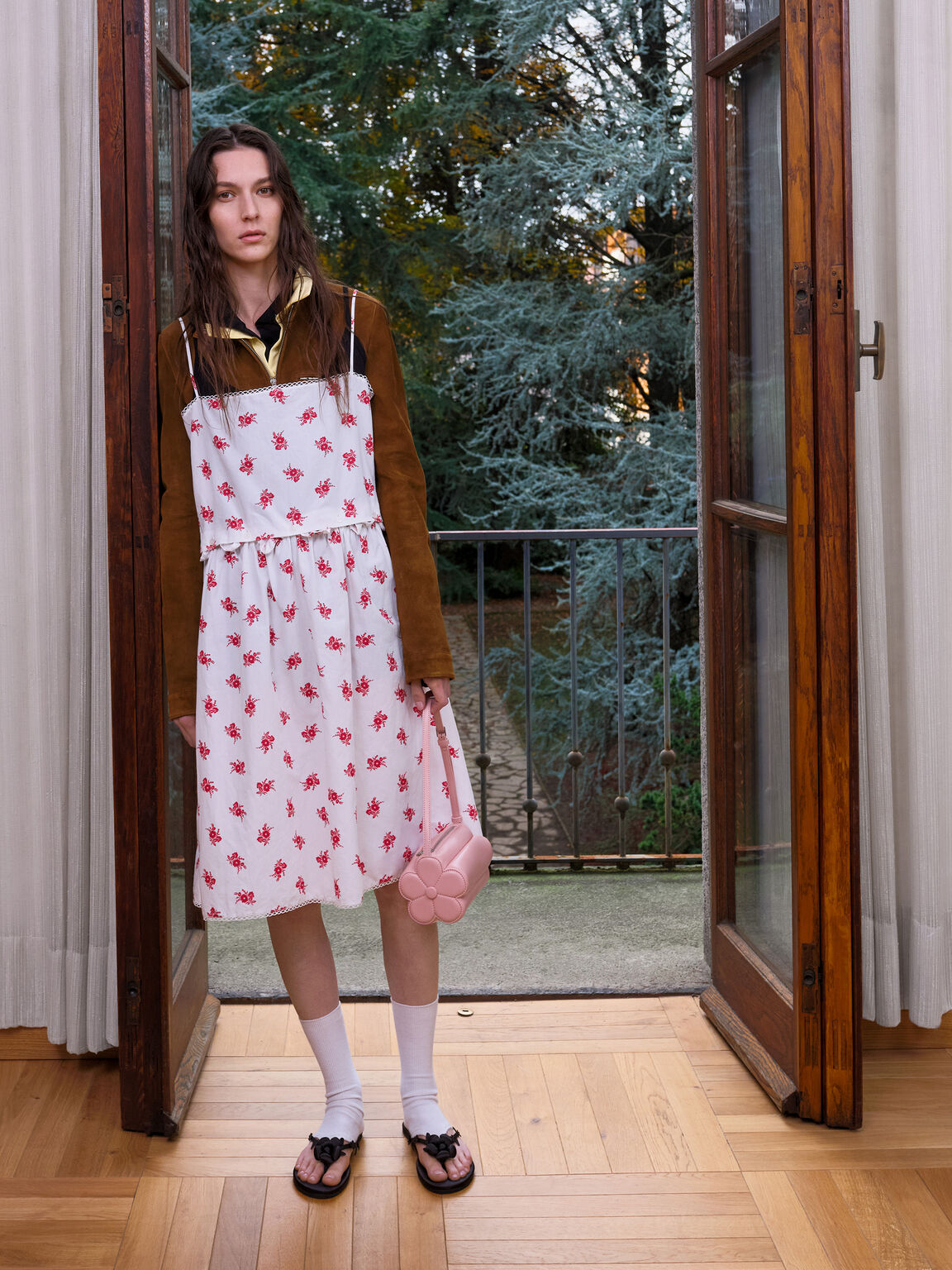 パフィーフラワー トングサンダル, ブラックテクスチャード, hi-res