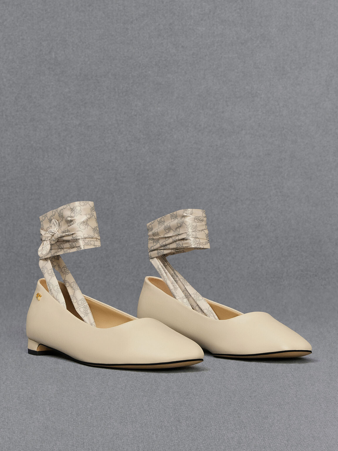 レザー モノグラムタイアラウンドバレーフラット, チョーク, hi-res