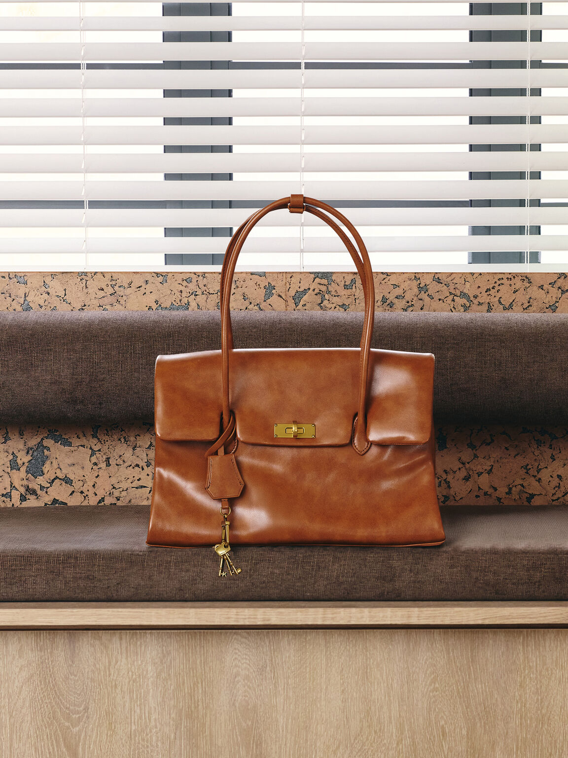 Kerry ケリー ターンロック ダブルハンドルトラペーズトートバッグ, ディストレスドタン, hi-res