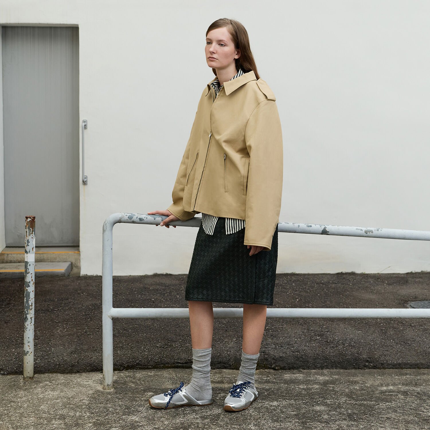 テクスチャー レースアップスリッポンスニーカー - シルバー | CHARLES