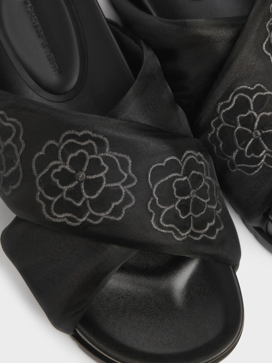 サテン エンブロイダリーフラワー クロスオーバー サンダル, ブラックテクスチャード, hi-res