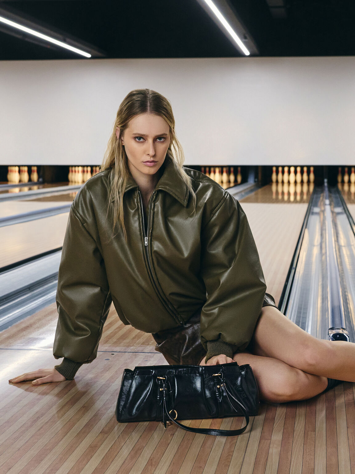 Britton ブリットン ルーシュドイロンゲイトショルダーバッグ, ブラック, hi-res