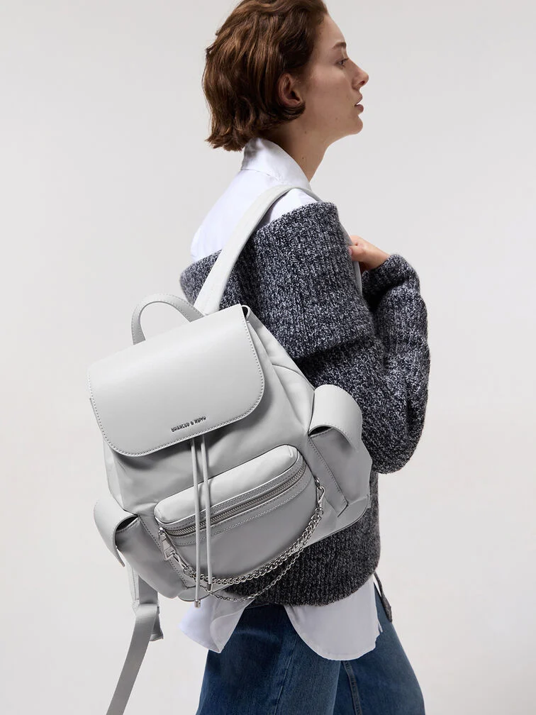 ライトグレーのナイロン パフィ チェーンリンク バックパック – CHARLES & KEITH