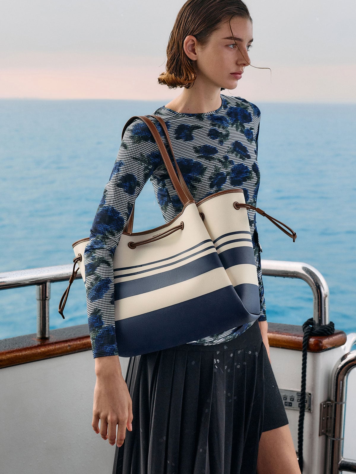 Hanya ハンヤ キャンバス ストライプ ドローストリング トートバッグ - CHARLES & KEITH