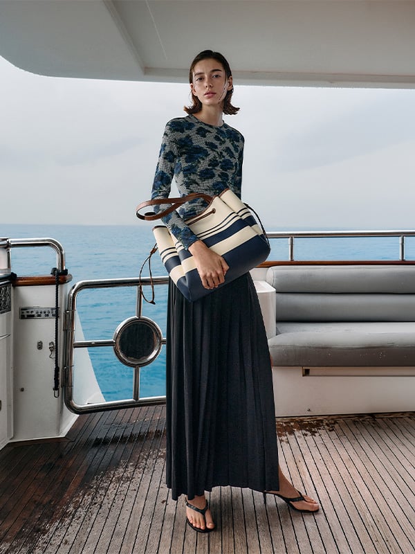 Hanya ハンヤ キャンバス ストライプ ドローストリング トートバッグ - CHARLES & KEITH