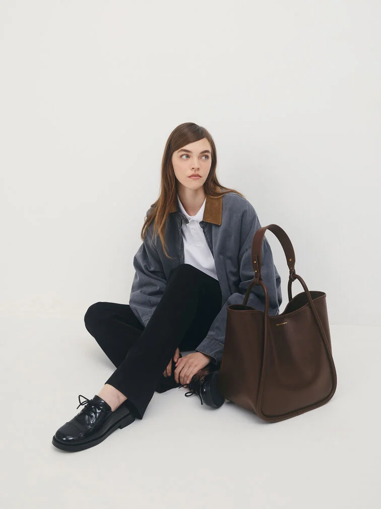 CHARLES & KEITHのベストセラー通学用バッグの一つ、レディースLylaチューブラー スラウチー トートバッグ。