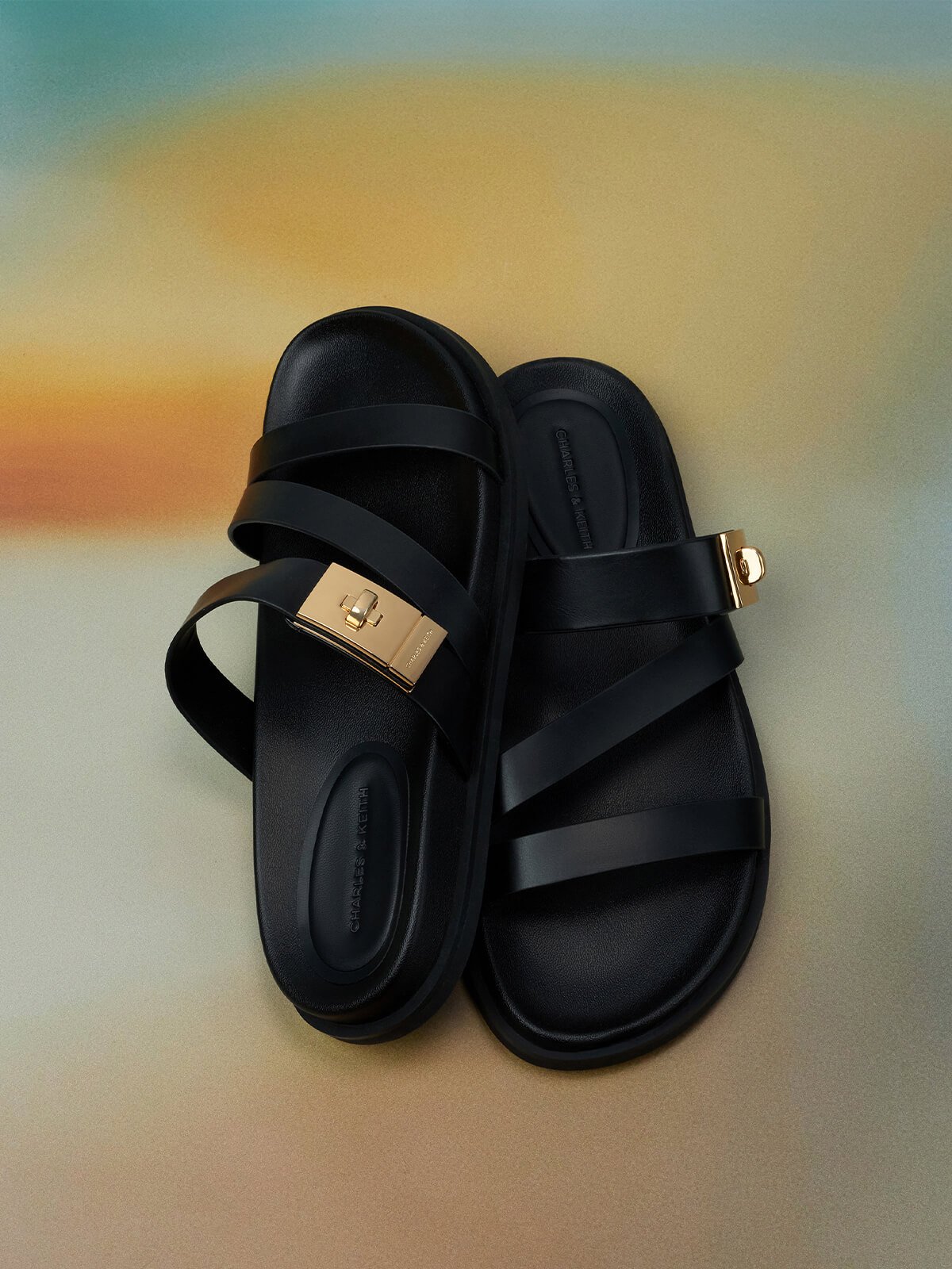 Aelin エイリン メタリックバックル ストラッピーサンダル - CHARLES & KEITH