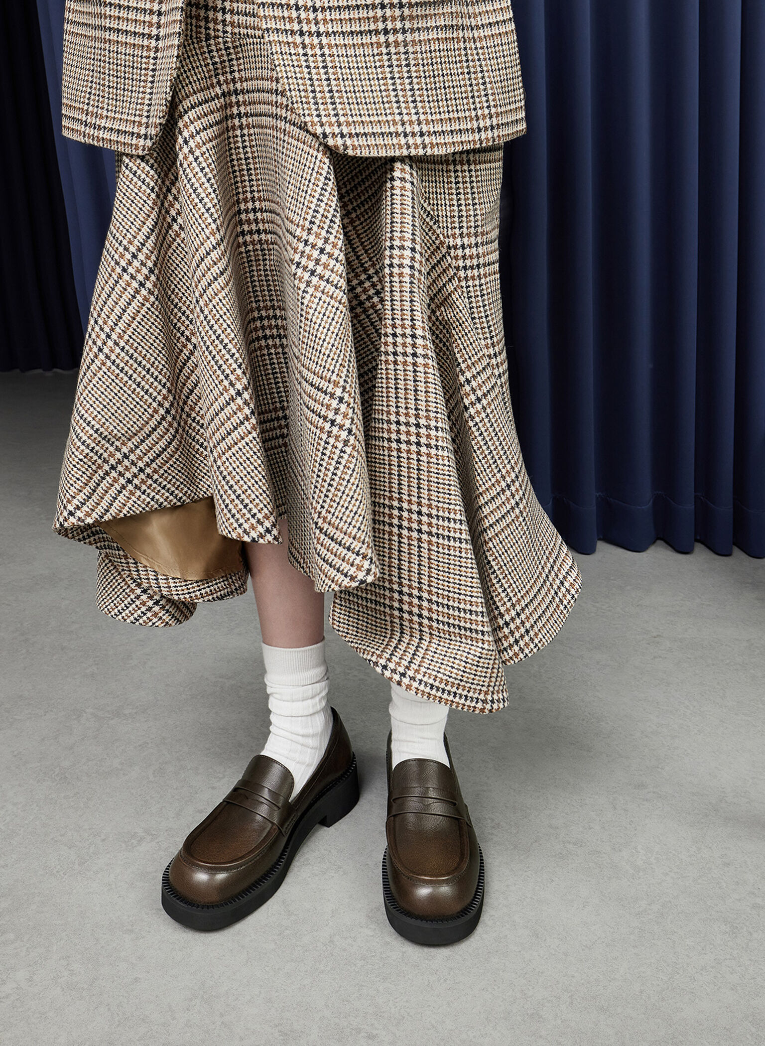 Brown penny loafers and white socks are a classic combination.