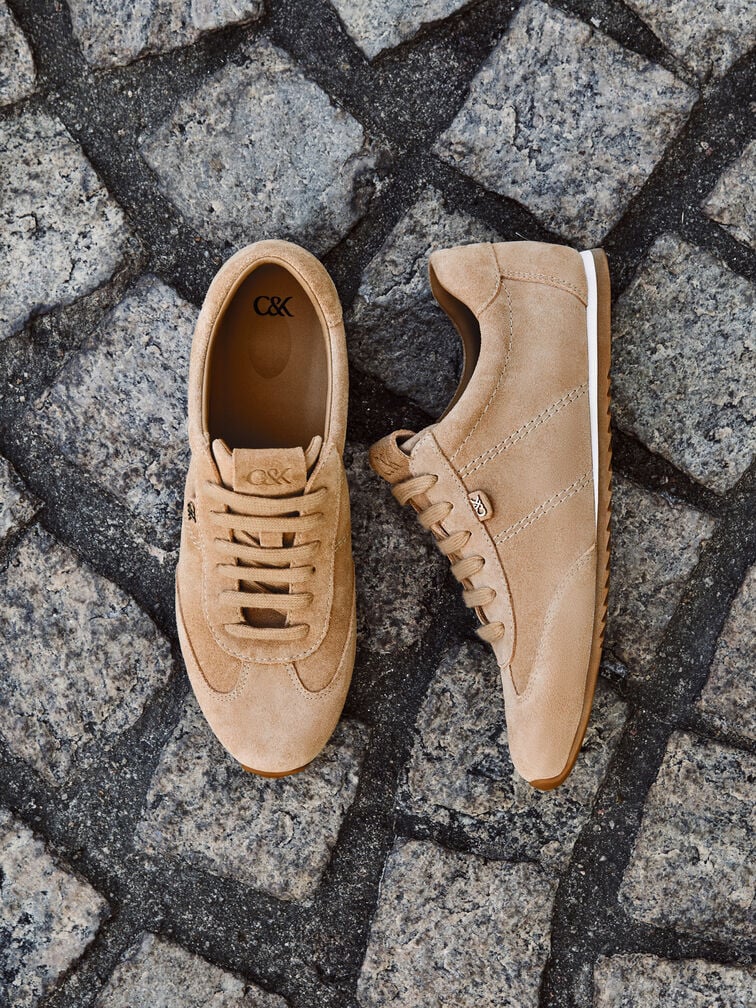 Beige low-top sneakers, a must-have in every wardrobe.