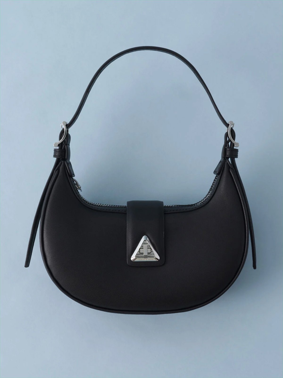 トライアングルバックル ベルトショルダーバッグ - CHARLES & KEITH