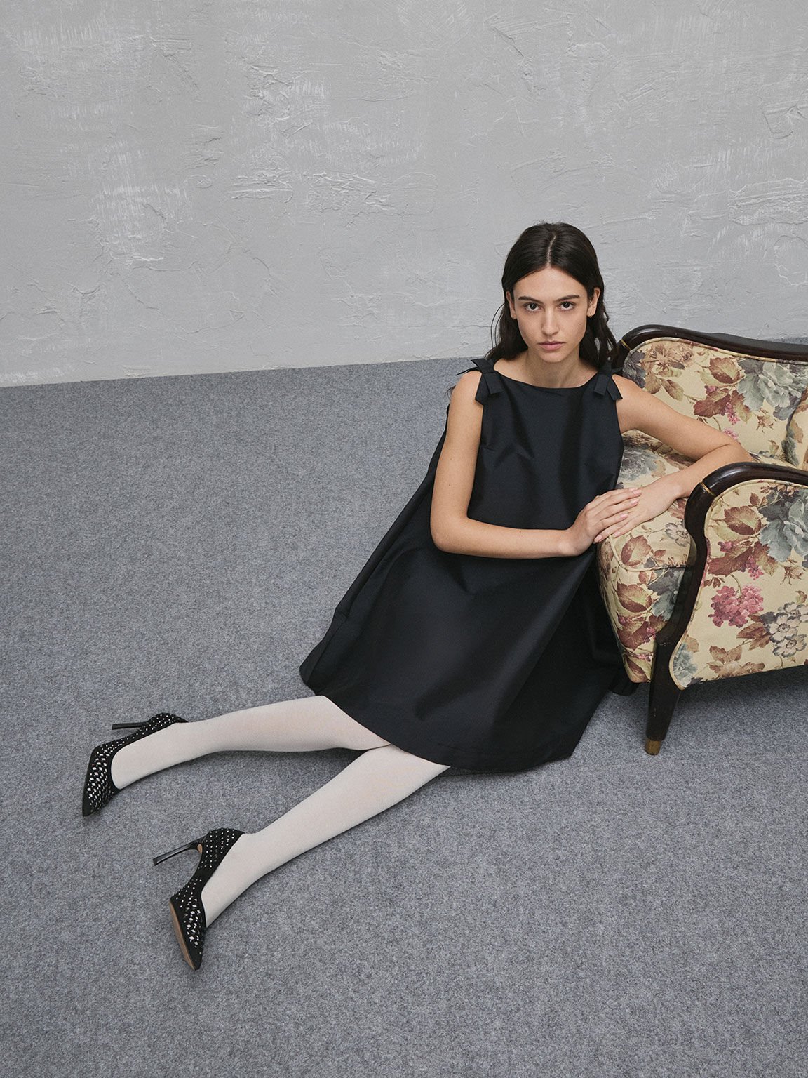 結婚式に相応しいスタッズ カットアウトポインテッドトゥパンプス – CHARLES & KEITH