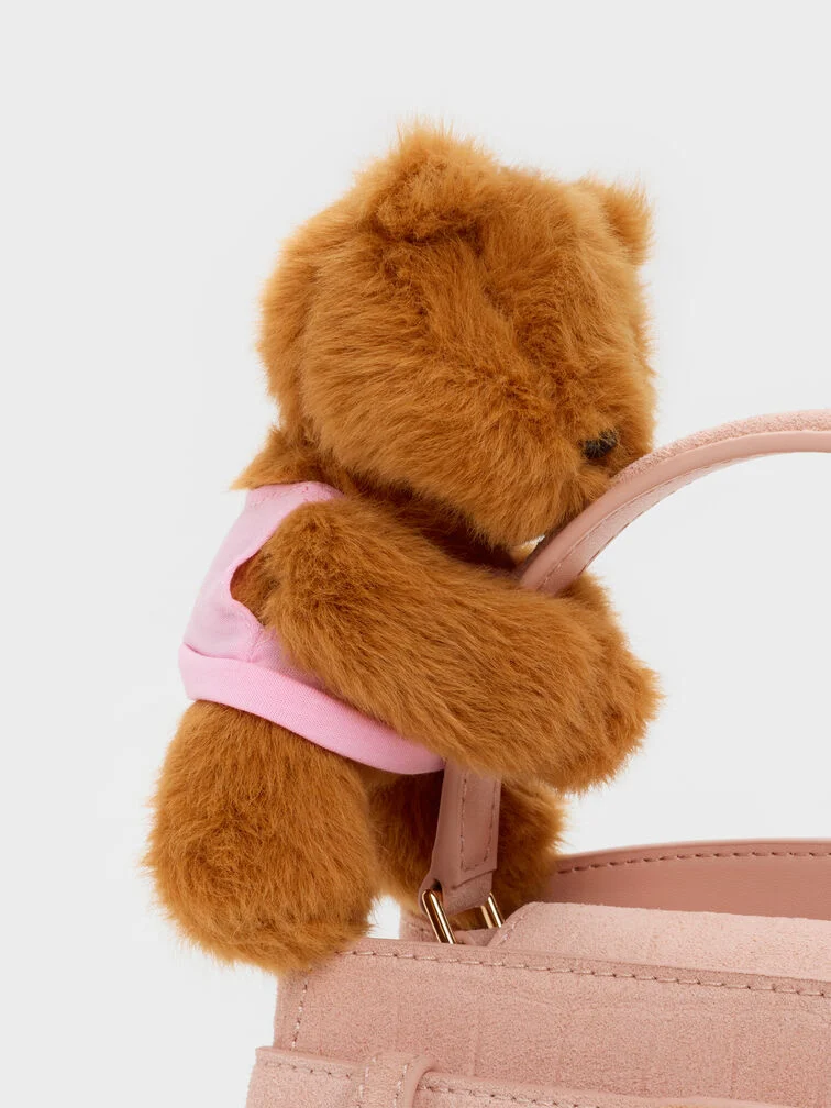 ピンクのバッグに合わせたくまのプラッシュチャームで、究極にキュートな仕上がりに。