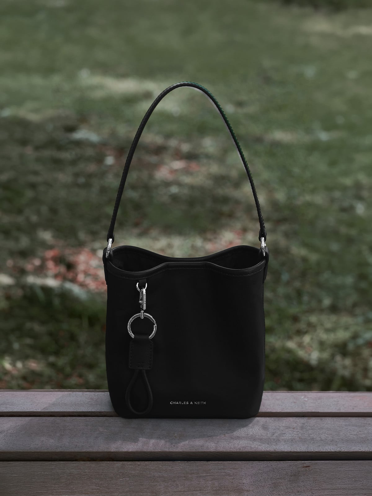 Levy レヴィー ナイロン バケットバッグ - CHARLES & KEITH
