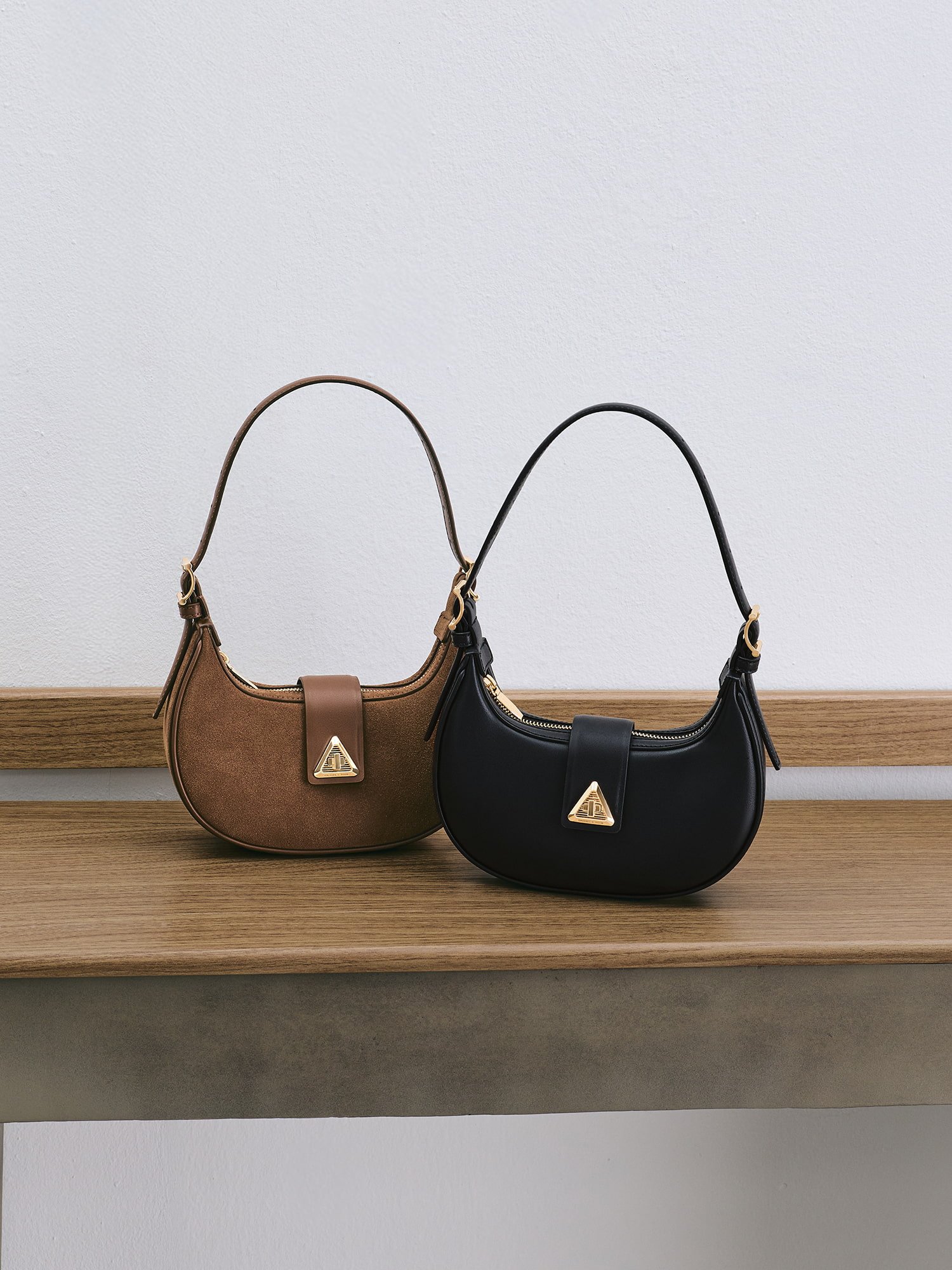 トライアングルバックル ベルトショルダーバッグ -  CHARLES & KEITH