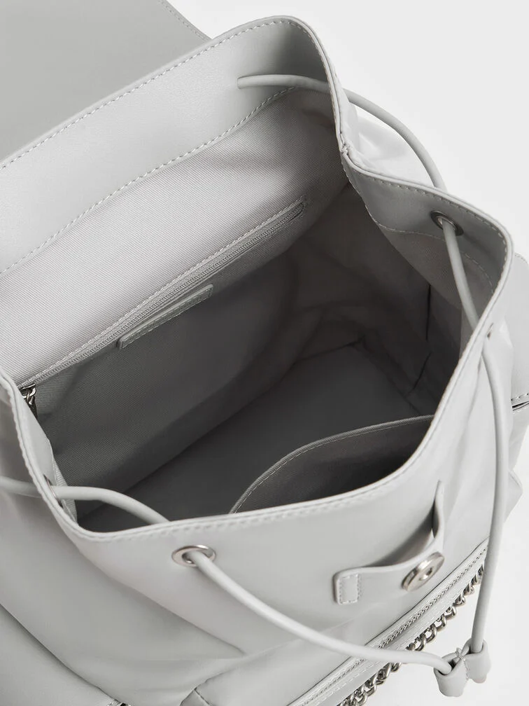 ナイロン パフィ チェーンリンク バックパックの広々としたメインコンパートメント – CHARLES & KEITH
