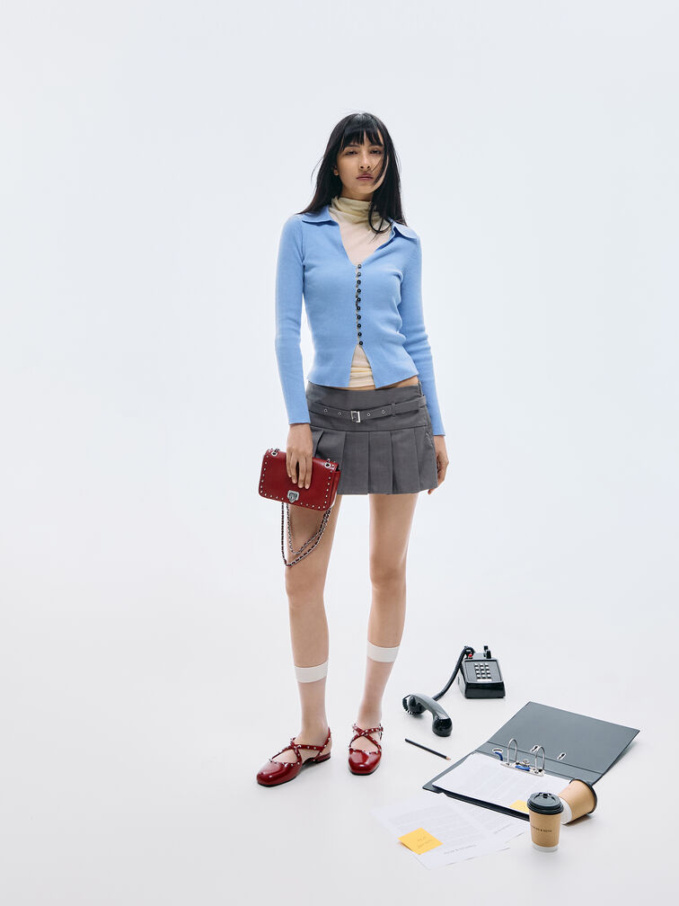 レッドのフラットシューズに同色のArwen スタッズバッグを合わせ、洗練されたワントーンスタイルに。