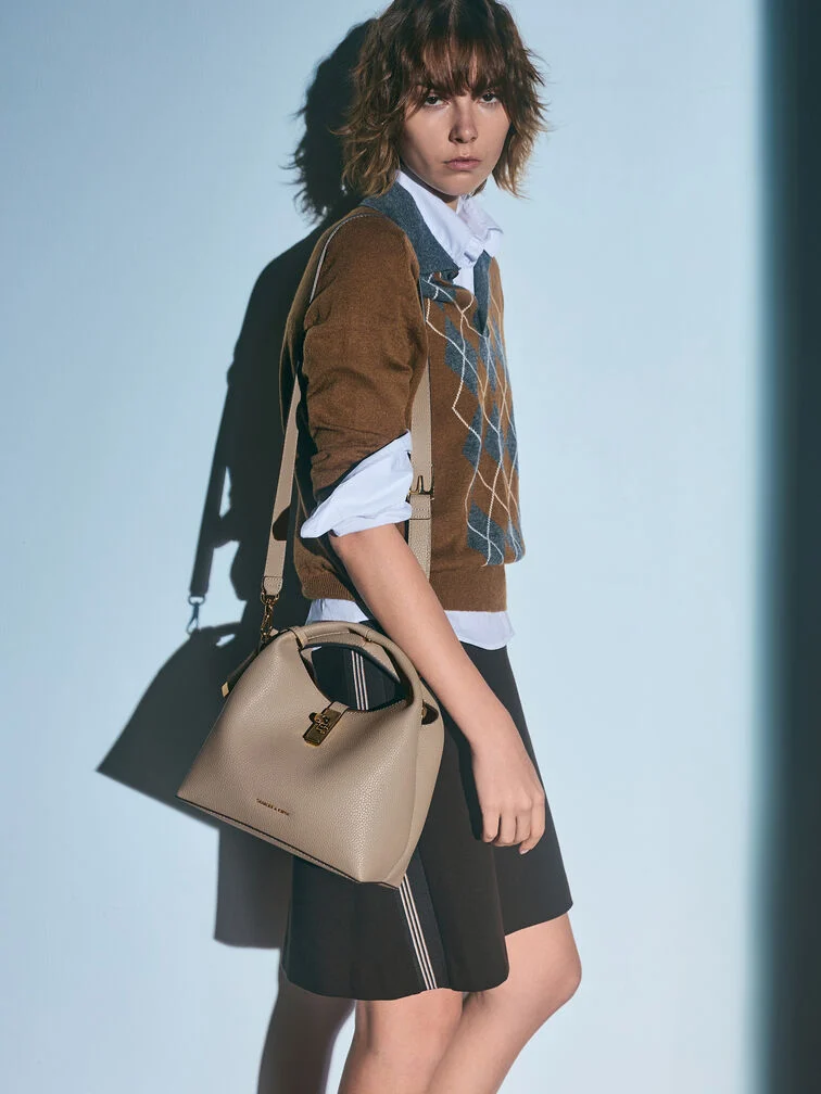 CHARLES & KEITHのベストセラーワークバッグの一つ、レディースChanceターンロックバッグ。