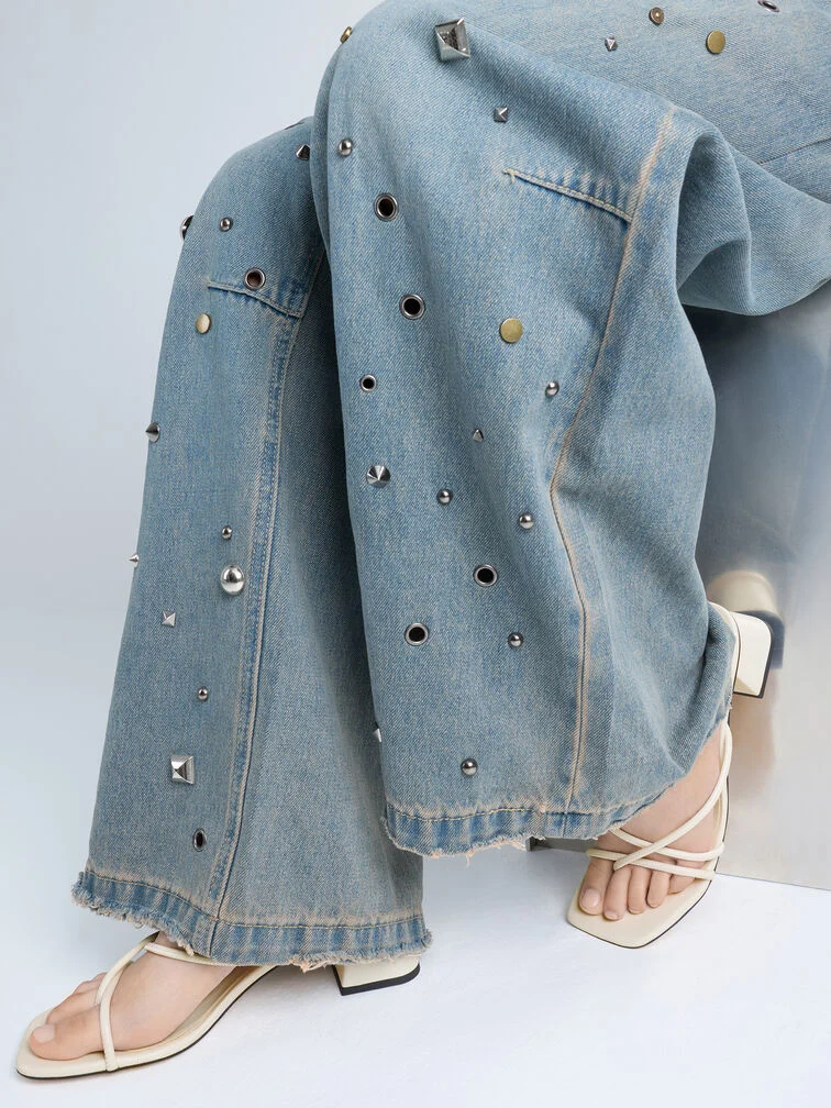 安定感があり歩きやすいブロックヒールは、カジュアルな服装に自然と馴染みます。