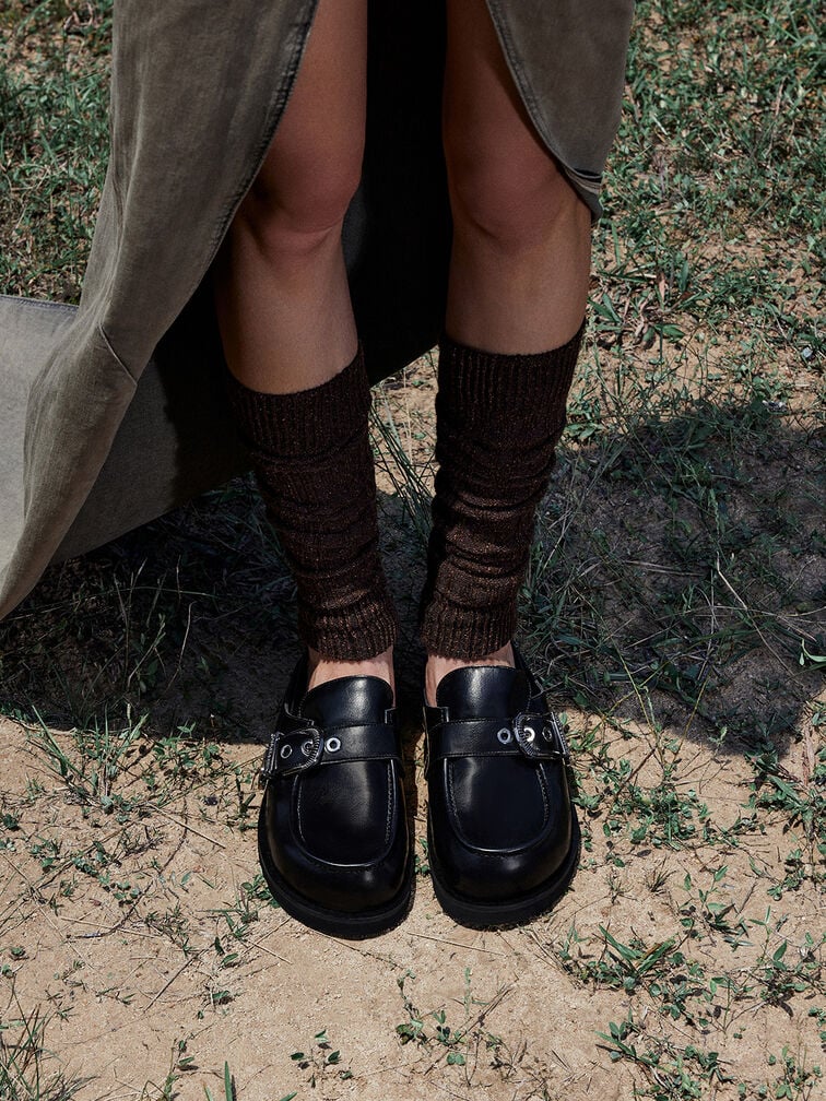 Flatform mules with buckled straps are a good option for your autumn outfits.