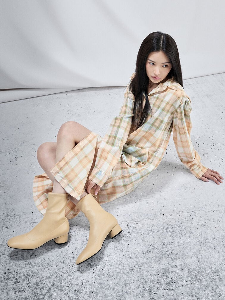 Classic ankle boots with block heels in yellow.