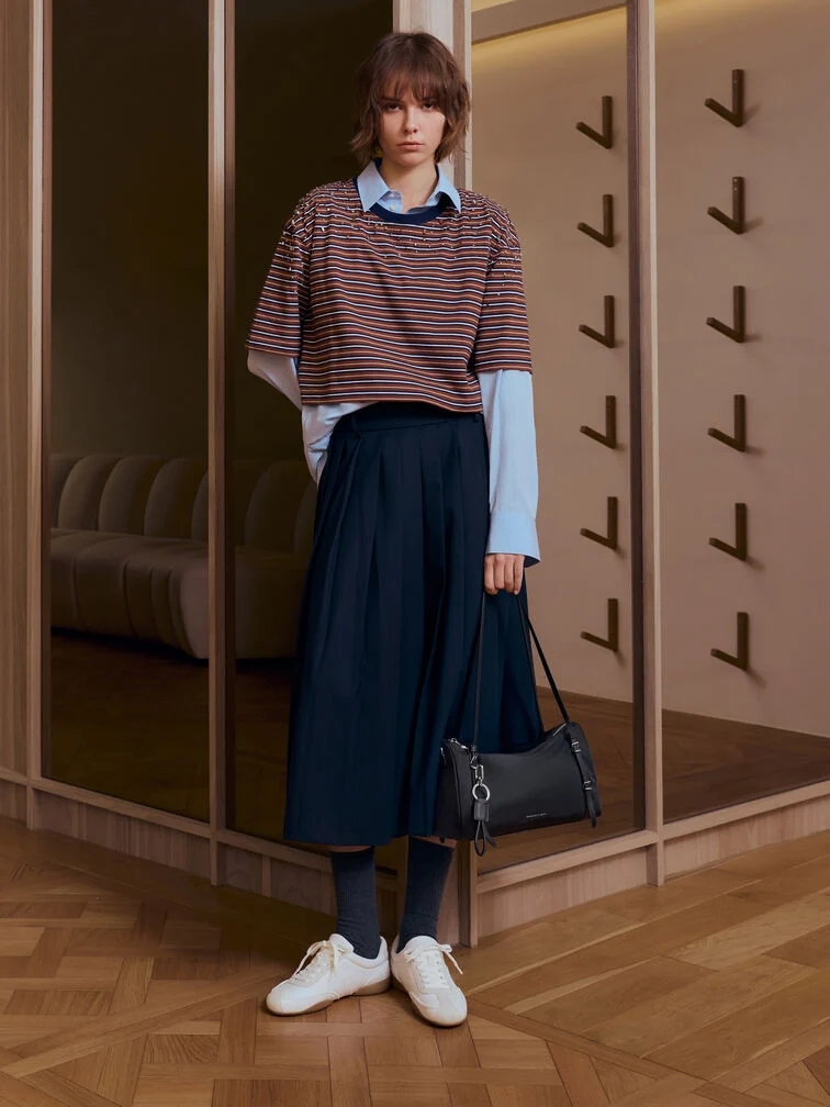 CHARLES & KEITHのベストセラー通学用バッグの一つ、レディースLevyナイロンショルダーバッグ。