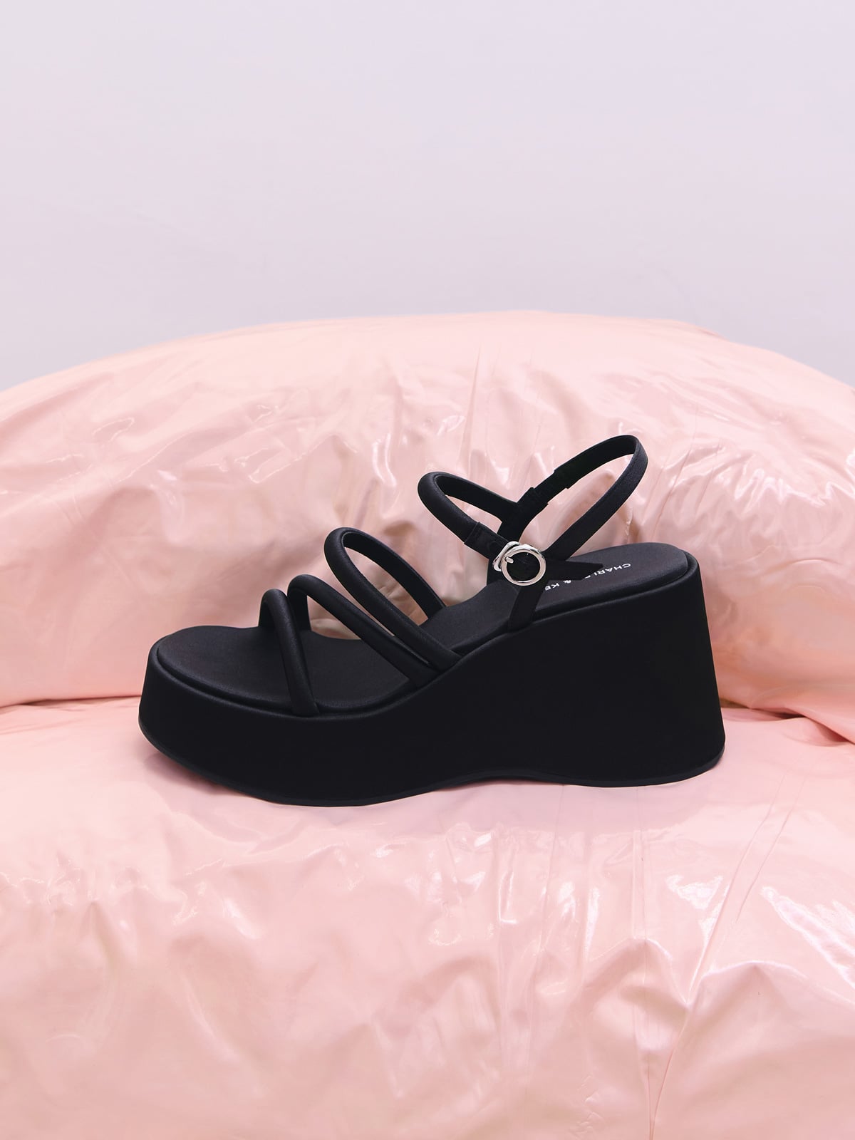 Lindon リンドン サテンストラッピー プラットフォーム ウエッジ - CHARLES & KEITH