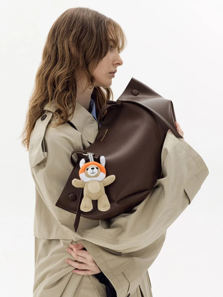 The Calla tote bag paired with the Dodie foxy bear charm.