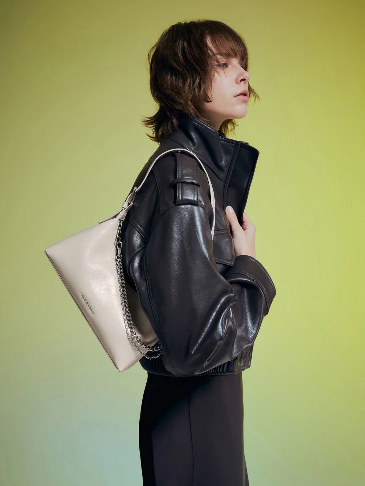 Atwood アトウッド クリンクルエフェクトチェーンエンベリシュッドホーボーバッグ - CHARLES & KEITH