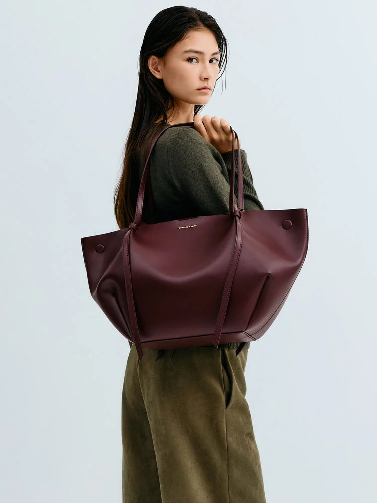 CHARLES & KEITHのベストセラーワークバッグの一つ、レディースXL Callaトートバッグ。