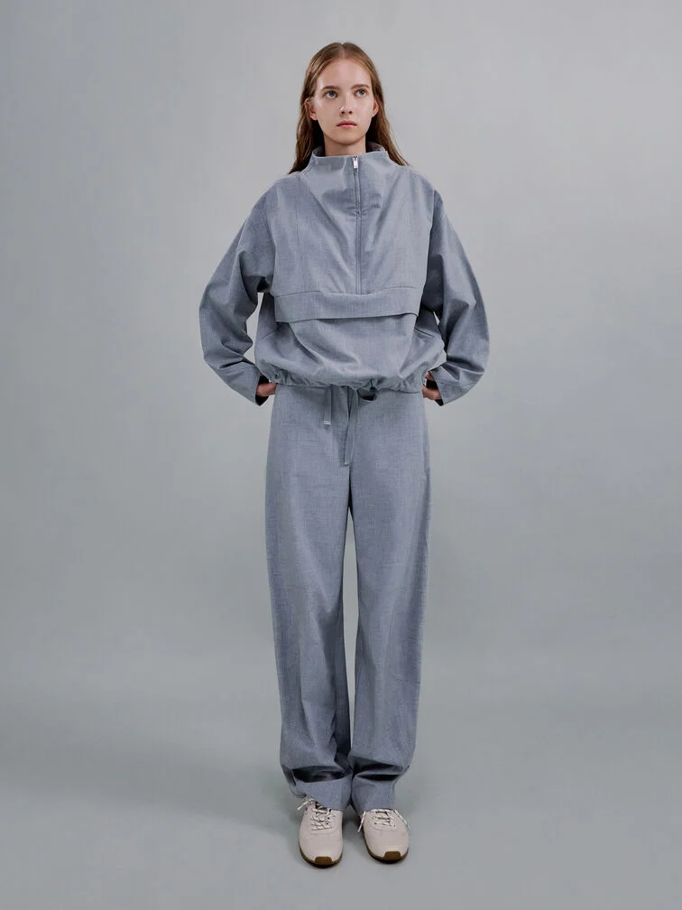  Neutral-tone leather sneakers have a modern elegance that will effortlessly elevate casual everyday outfits. 