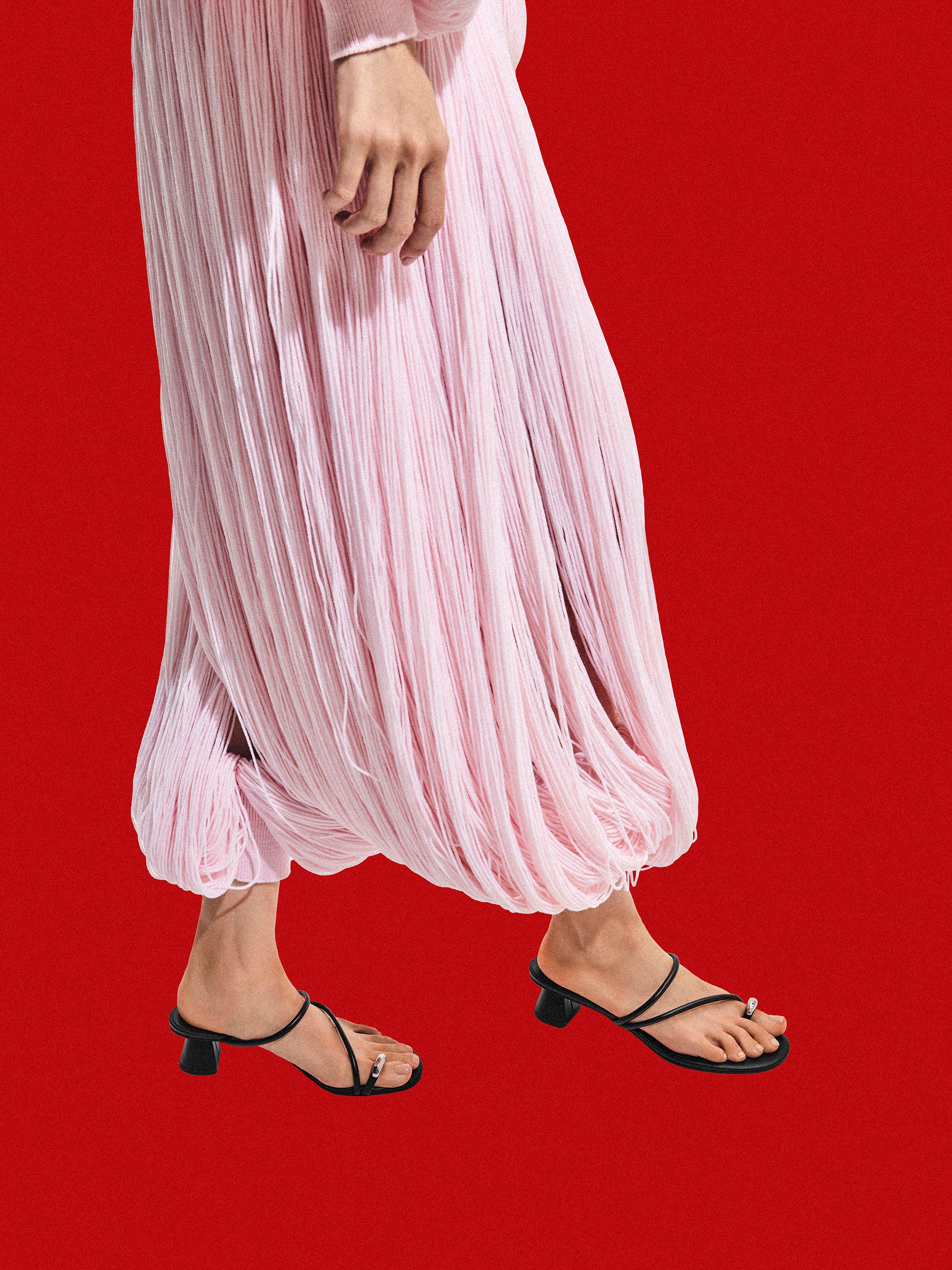 Raina レイナ メタリックアクセント ストラッピートゥリングヒールサンダル, ブラック, hi-res